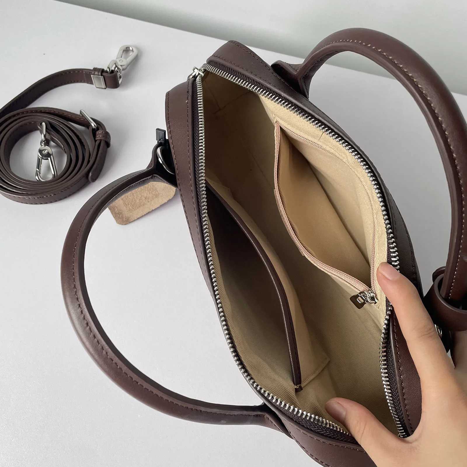 Genuine leather vintage sausage bag 2025 new niche design ins fashion Y2K high-quality cowhide womens simple long handbagW251118