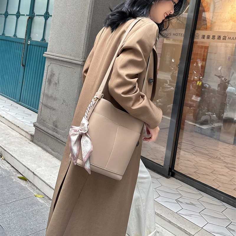 Womens Large Capacity Shoulder Bag armpit bag Ladies Genuine Leather Commuter Shopper Bags bucket bag luxury Handbag Big toteW251118