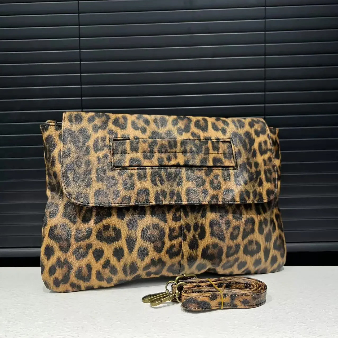 Ladies fashionable retro leopard print handbag personalized high-capacity set official document shoulder bag 250417