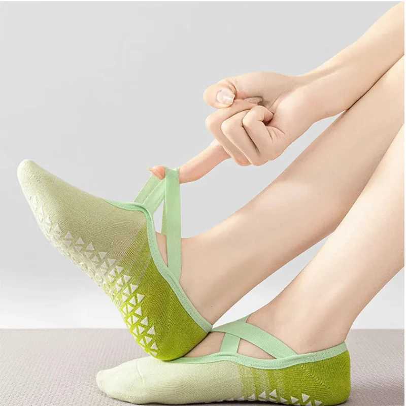 1 pair of gradient silicone yoga non slip socks suitable for womens Pilates fitness grip strength indoor dance sports socksXJ250418