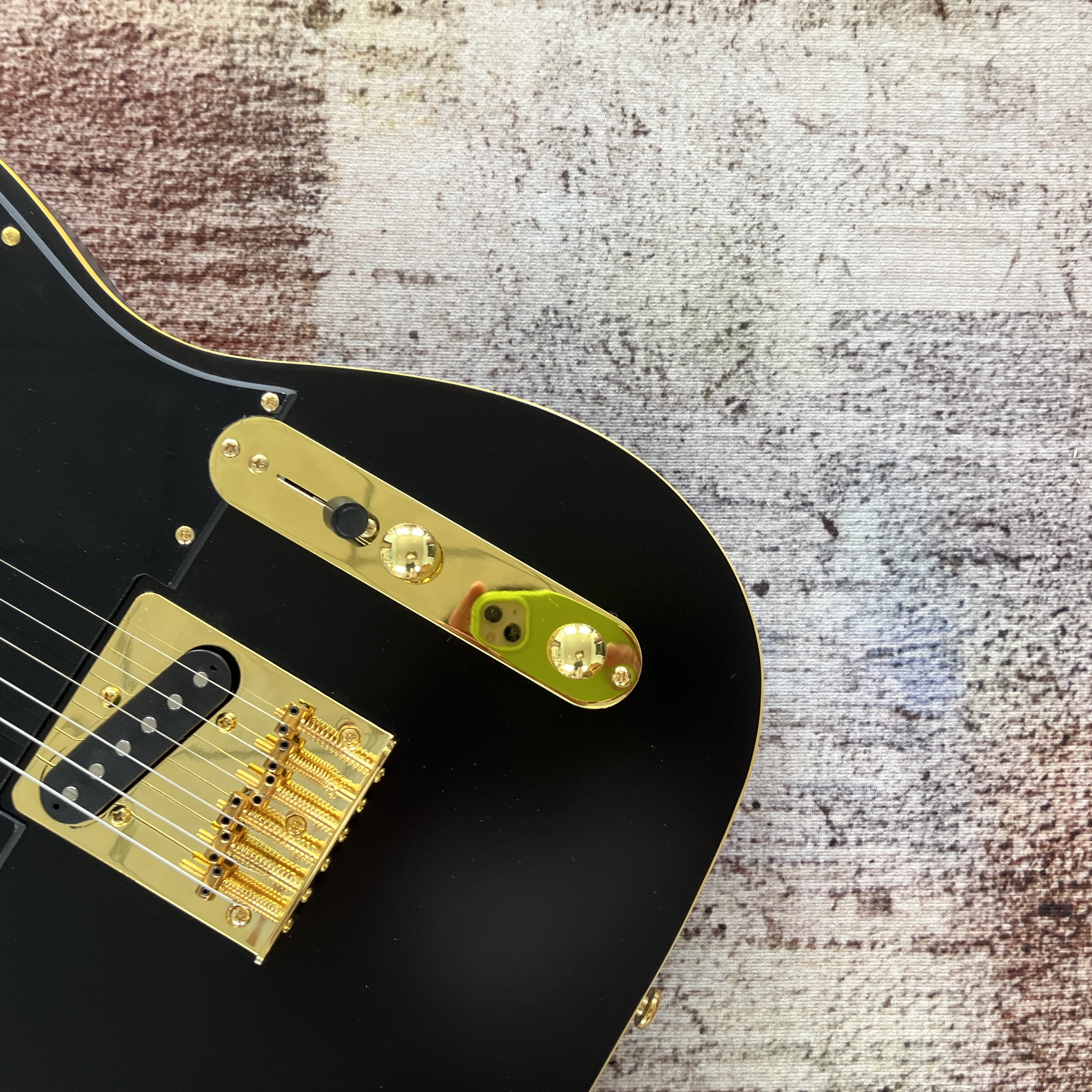 Matte finish electric guitar with 22 frets and 6 strings. Mahogany body, maple neck. Real pictures. Fast delivery.