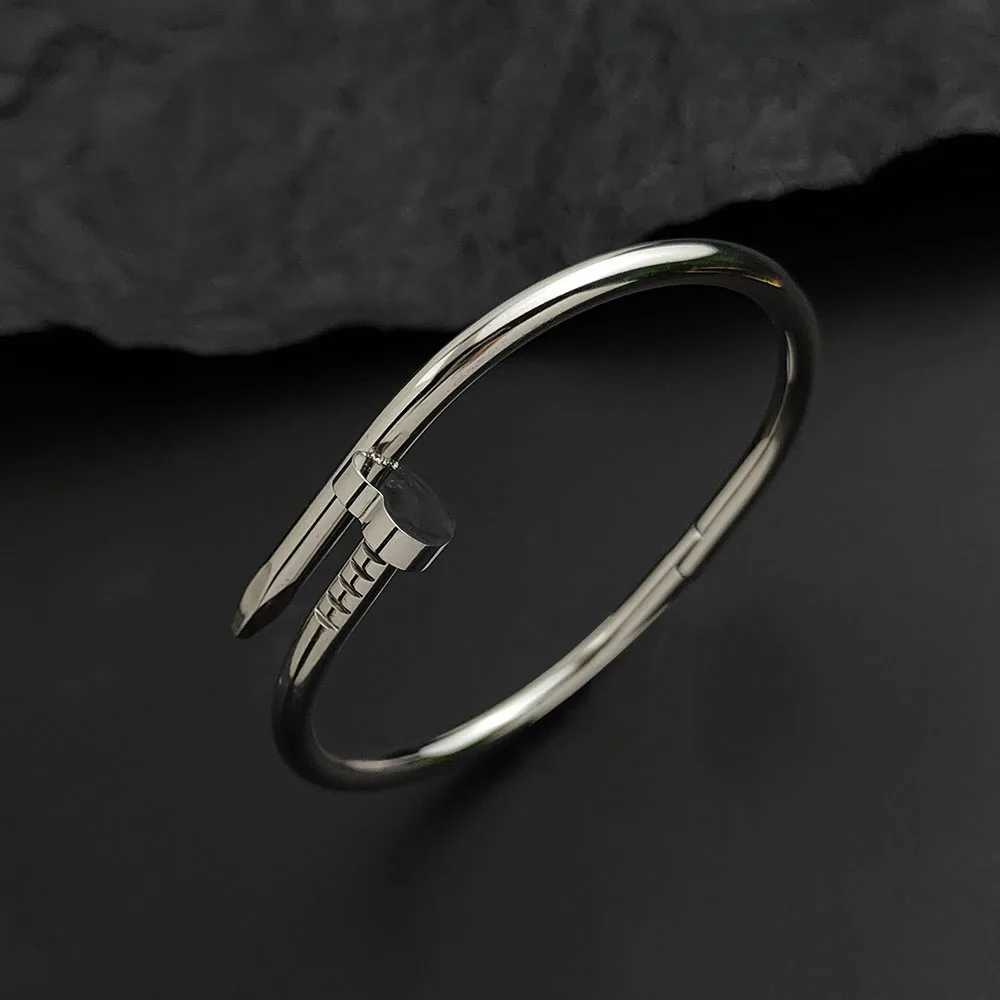 Personzed peach heart grass stl nail stainlESS stl gold-plated womens bangle elegant light luxury jewelry C251118