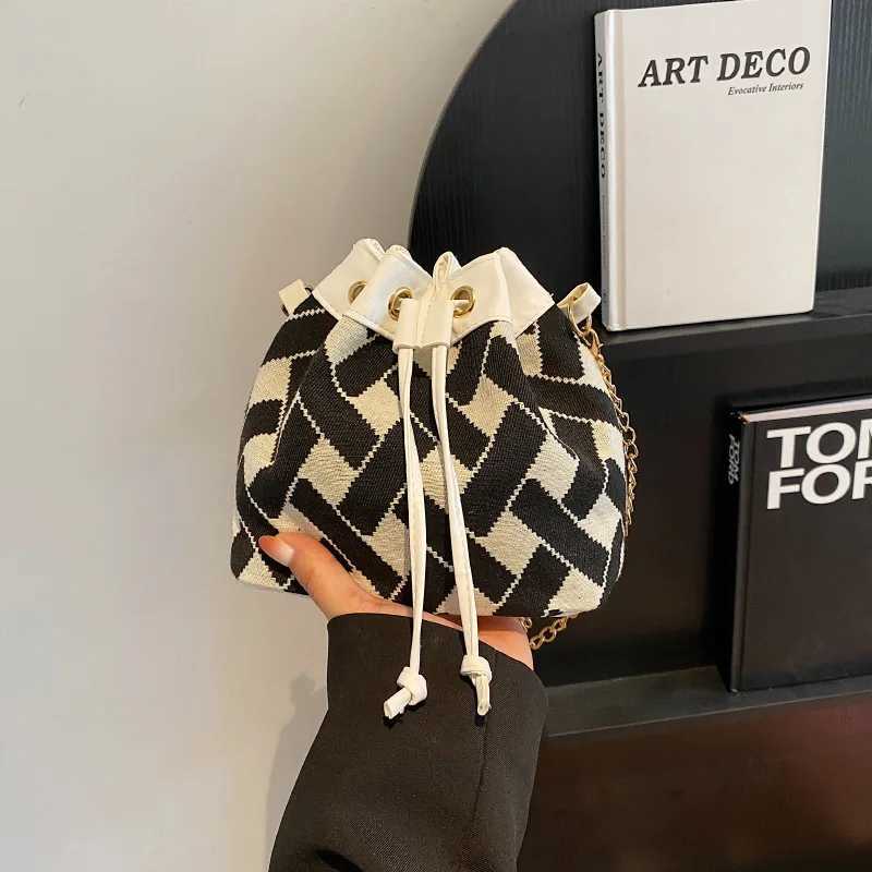 2025 Color Block Drawstring Bucket Bag for Women Winter Luxury Chain Crossbody Purse Fashion Shoulder Bag for Shopping CasualW251118