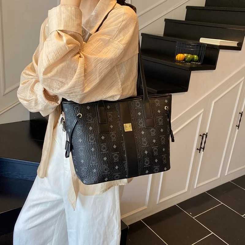 Trendy Fashion Large Capacity Crossbody Handbag For Women With Leather Material And Simple Vintage LookW251118