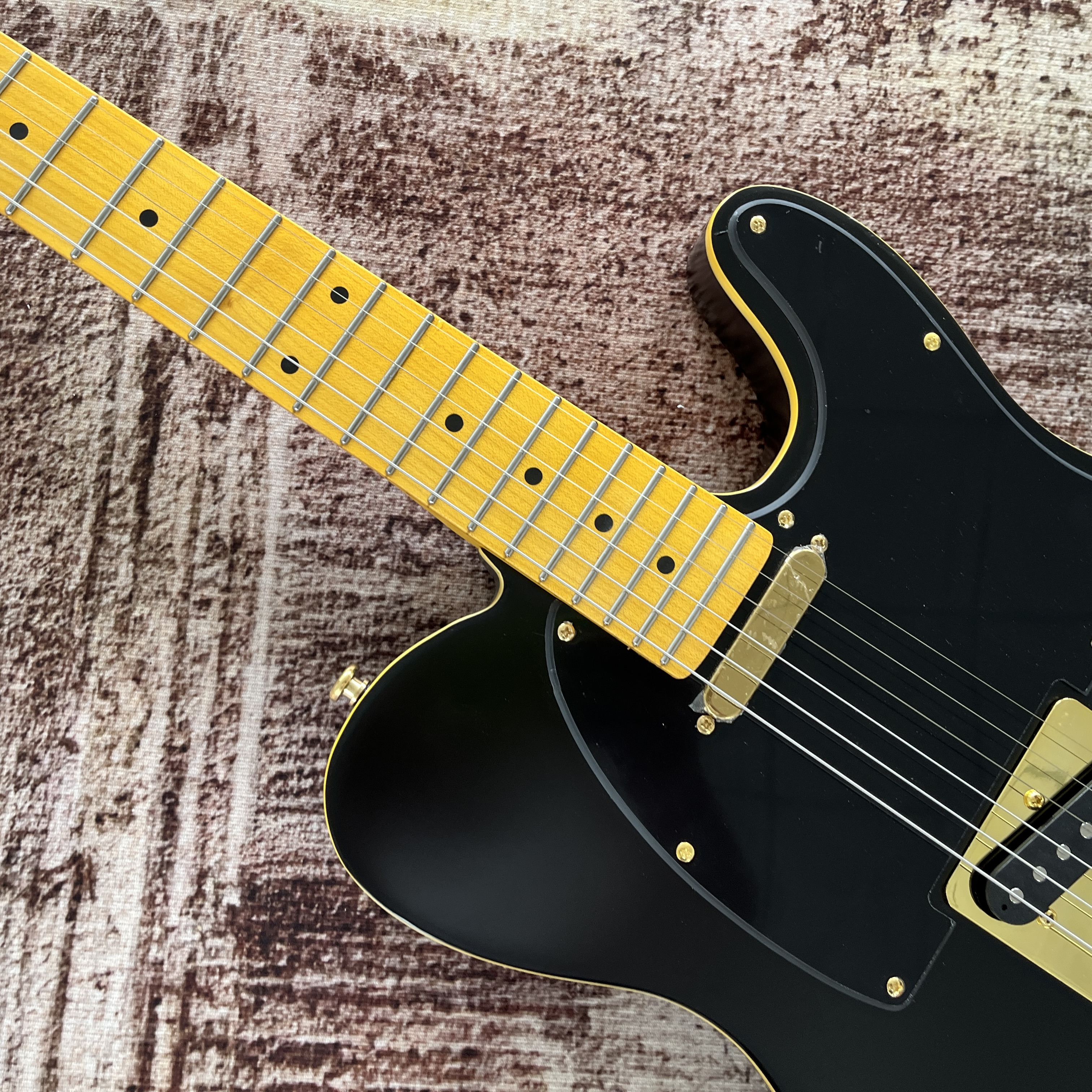 Matte finish electric guitar with 22 frets and 6 strings. Mahogany body, maple neck. Real pictures. Fast delivery.