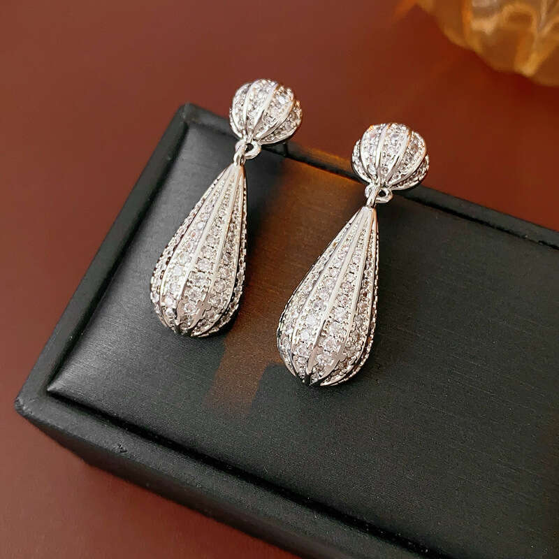 Vintage Water Drop Made of Genuine Gold, Electroplated Sier Needles, Metal Pendants, with High Quality, Heavy Industry Earrings