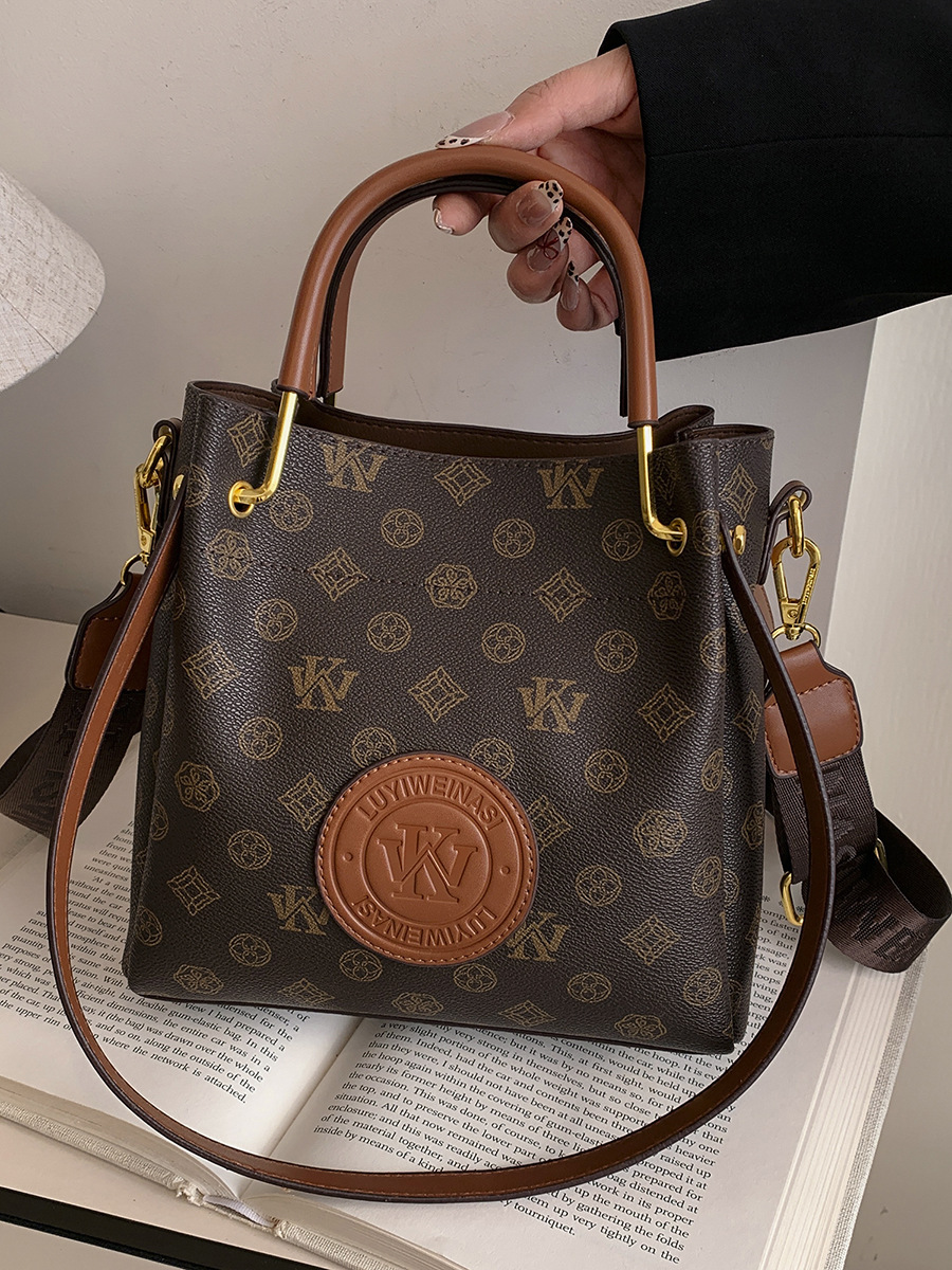 Lacel UrwebinDesigner bag Classic flip top handbag High quality sheepskin made with metal chain style shoulder bag CF handbag Fashionable crossbody ba