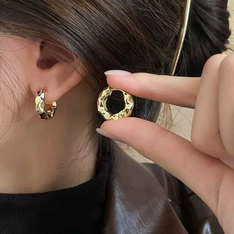 Irregular Pleated Lava Earrings For Women Retro French Design Round Circle Hoop Earring Simple Temperament Fashion Jewelry Gifts XJ250814