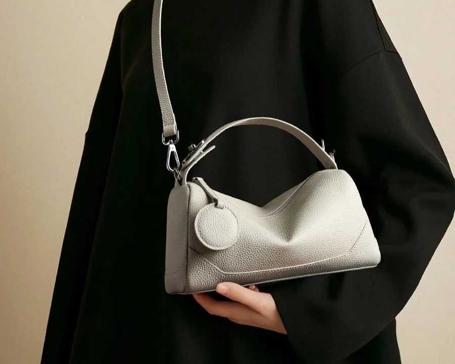 2025 New Head layer Leather Womens Bag Fashion Genuine Leather Boston Bag Versatile Trendy Handheld Crossbody BagW251118