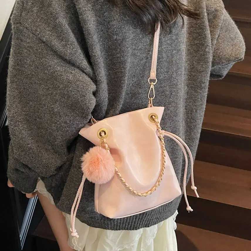 Womens Bag Autumn Chain Shoulder Bucket Bag 2025 New Style PU Leather Drawstring Korean Style Casual Messenger BagsW251118