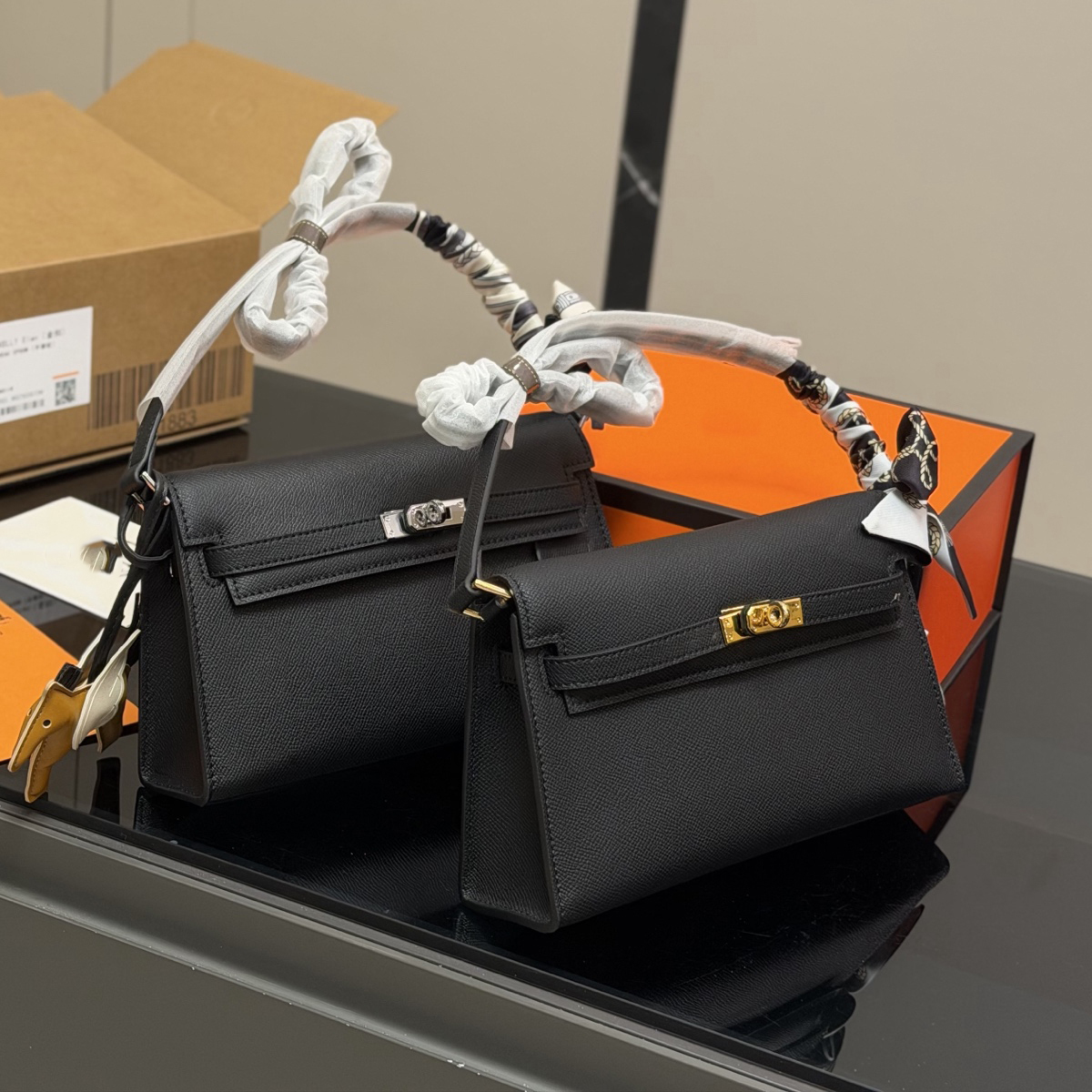 Elegant Woman's Full Grain Leather Organizer Multi-Pocket Luxury Tote for Daily Use