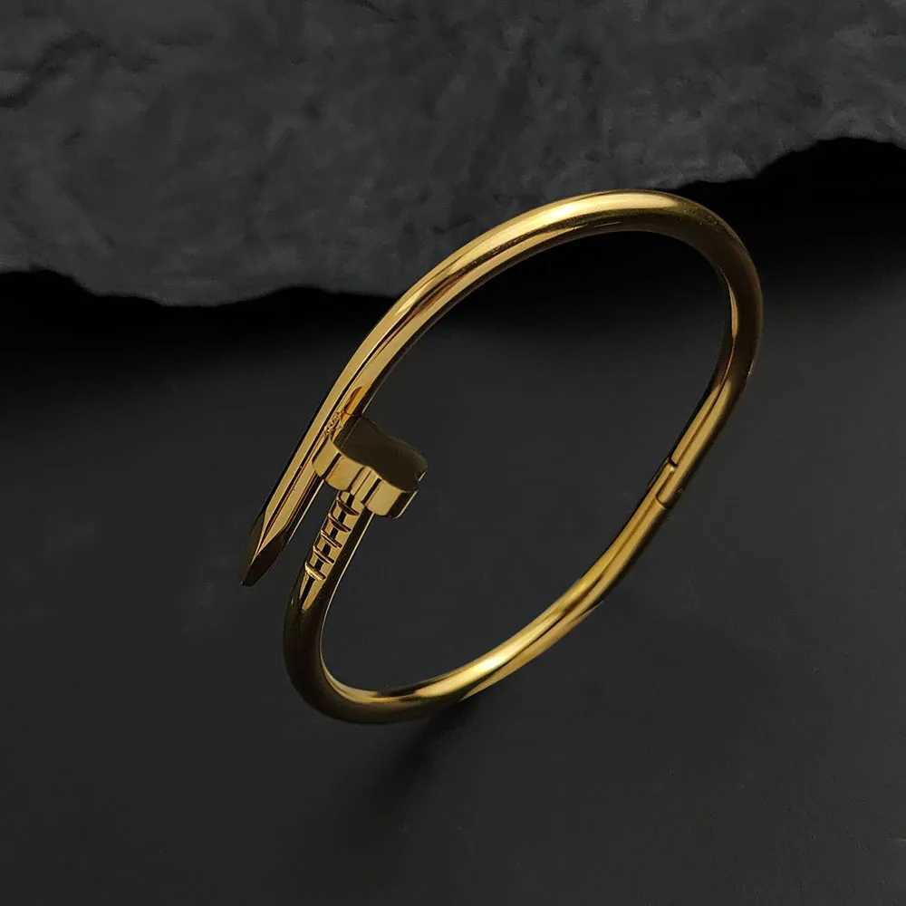 Personzed peach heart grass stl nail stainlESS stl gold-plated womens bangle elegant light luxury jewelry C251118