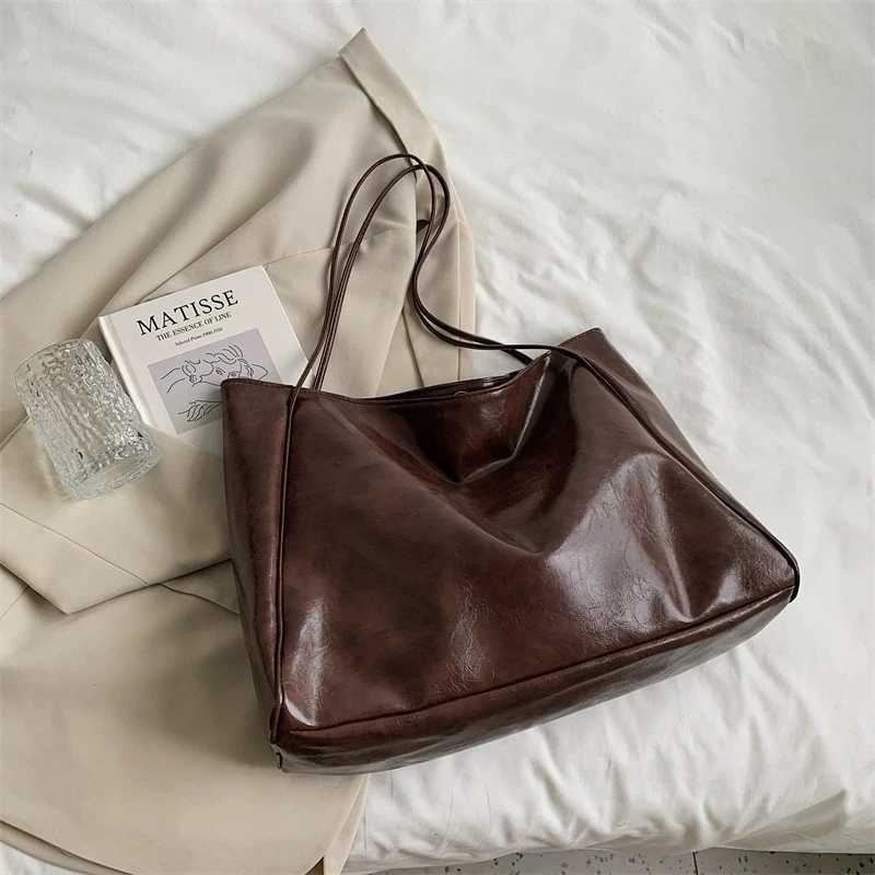 Womens Tote Bag Large Capacity Soft Leather Shoulder Bag Retro Casual Handbag Perfect for Commuting Handbags Travel BagXJ250512