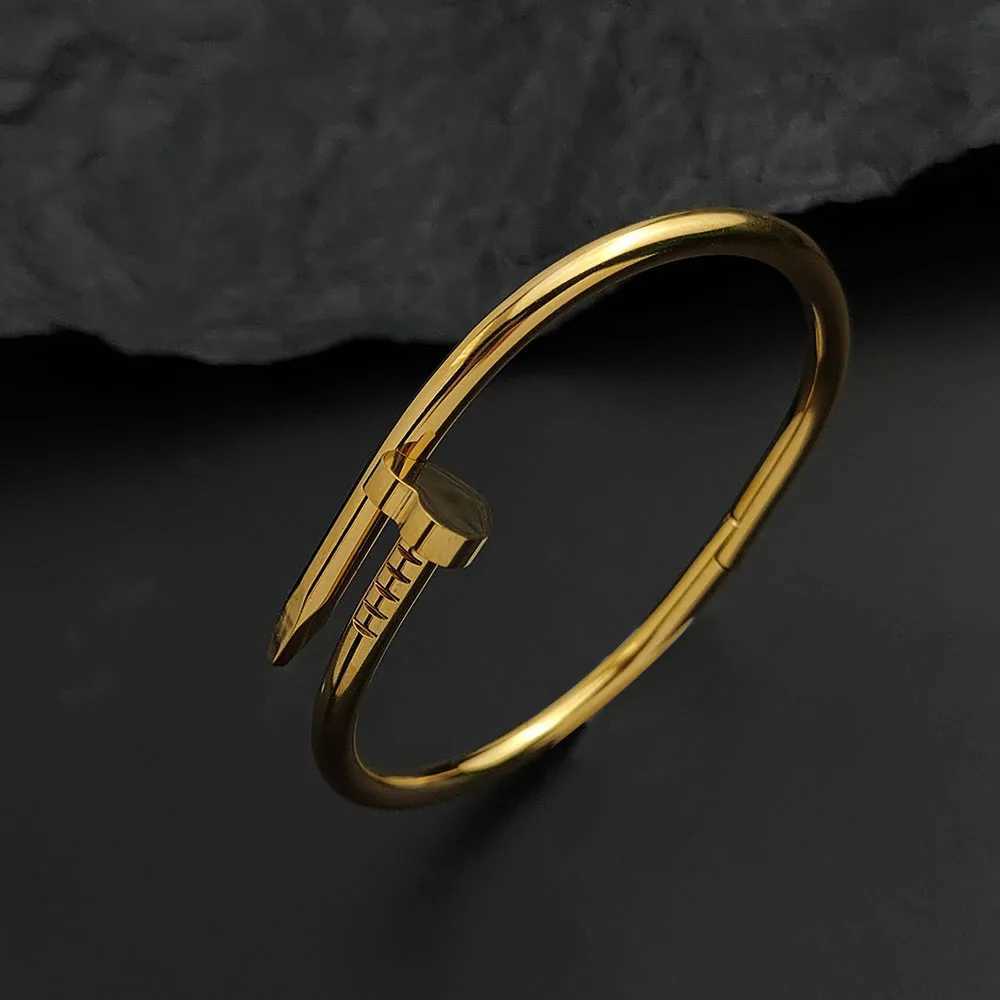 Personzed peach heart grass stl nail stainlESS stl gold-plated womens bangle elegant light luxury jewelry C251118