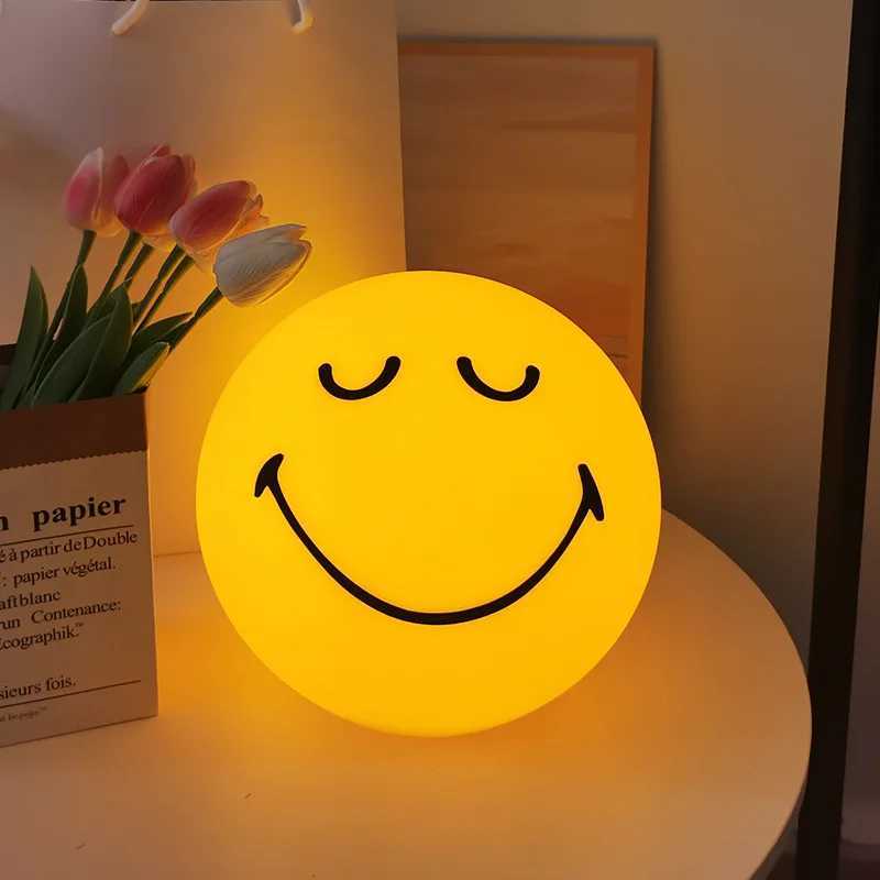 Squint/Wink Sphere Lamp AtmosphereLight Dimmable USB Rechargeable or USB Plug-in Smiling Night Light for Home Decoration M251118