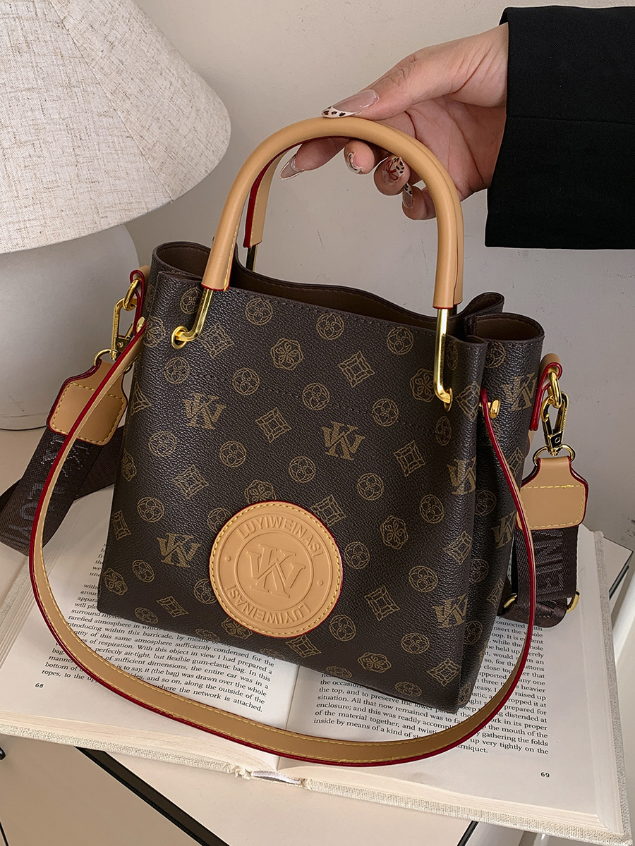 Lacel UrwebinDesigner bag Classic flip top handbag High quality sheepskin made with metal chain style shoulder bag CF handbag Fashionable crossbody ba