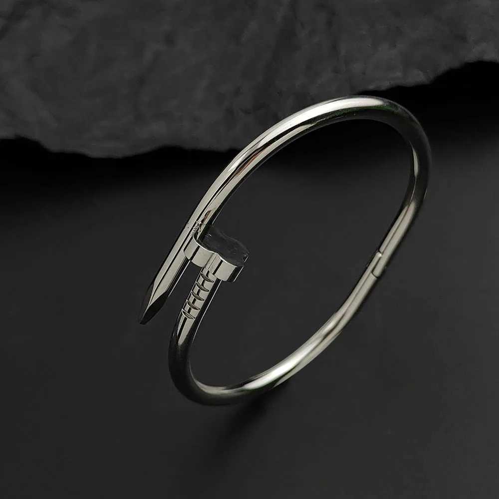 Personzed peach heart grass stl nail stainlESS stl gold-plated womens bangle elegant light luxury jewelry C251118