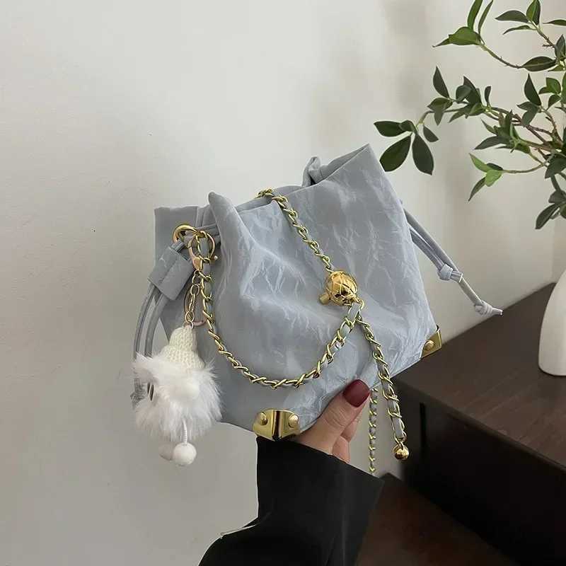 Niche Design Shoulder Bag Womens Korean Version Fashion Drawstring Bucket Bag High-end Chain Messenger Bag Summer VersatileW251118
