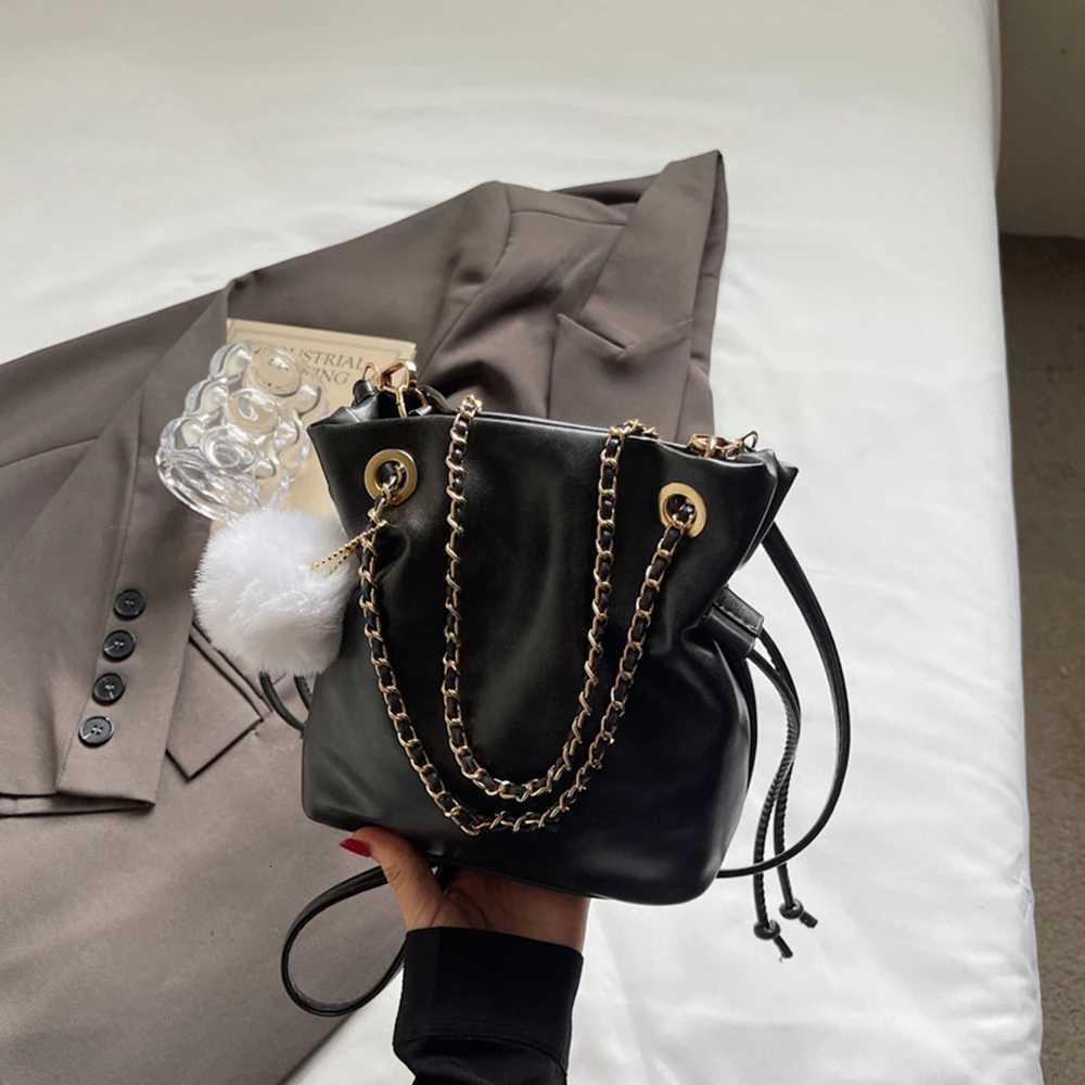 Womens Bag Autumn Chain Shoulder Bucket Bag 2025 New Style PU Leather Drawstring Korean Style Casual Messenger BagsW251118