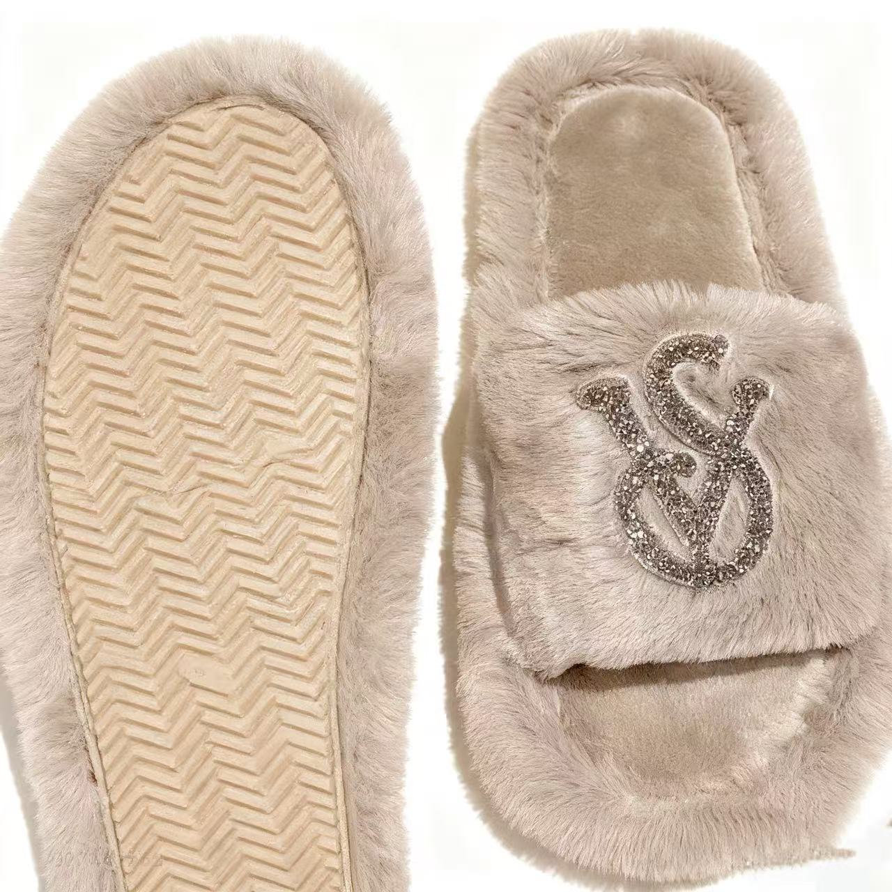 Women's Faux Fur Slides Slippers Winter Warm Rhinestone Decor Open-Toe House Shoes Fluffy Indoor Outdoor Non-Slip Footwear