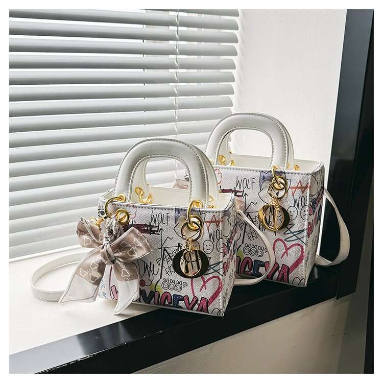Exquisite Graffiti Fashion Handbag, Women's New Style, Fresh and Stylish, Versatile, Daifei Bag, High Texture, Trendy Crossbody Bag