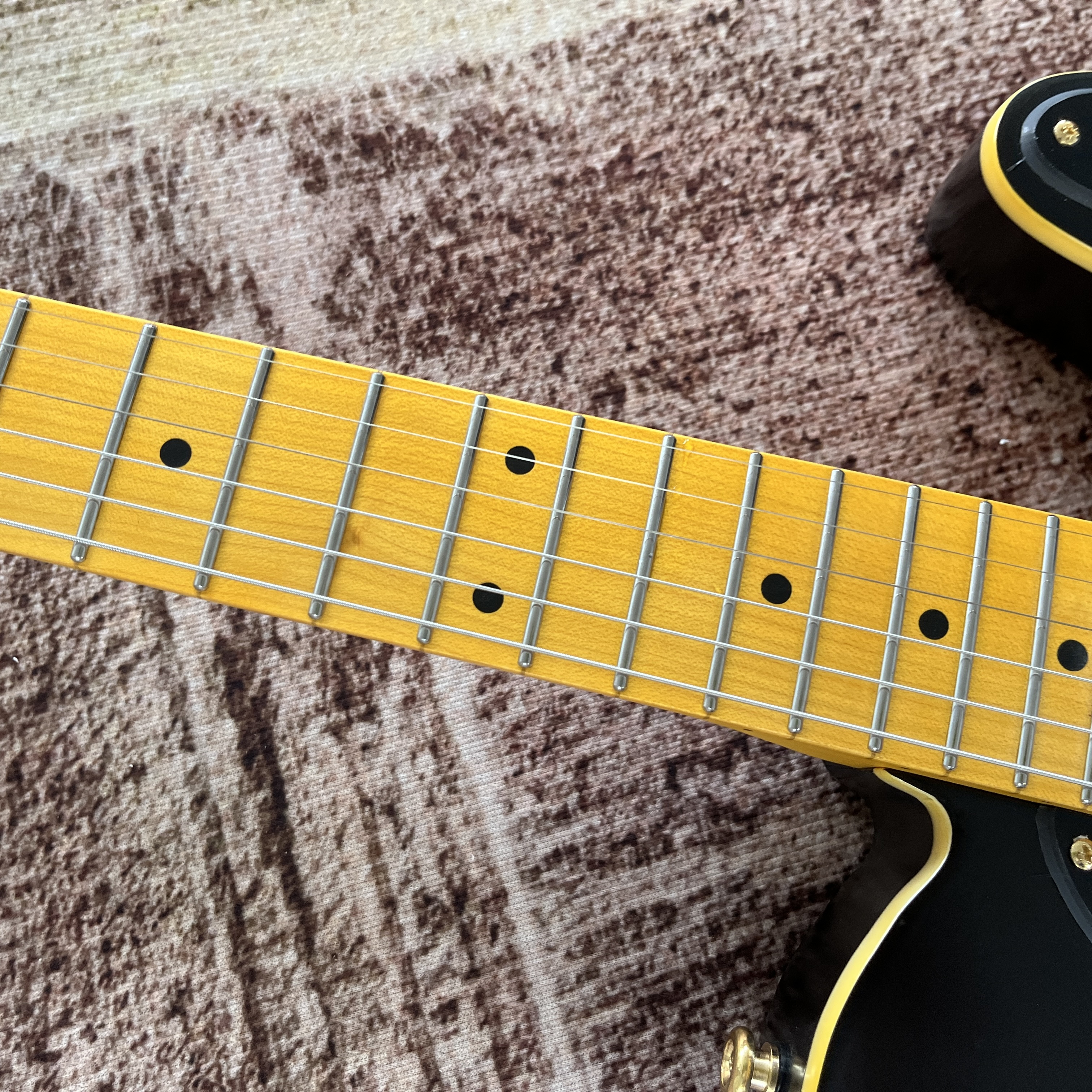 Matte finish electric guitar with 22 frets and 6 strings. Mahogany body, maple neck. Real pictures. Fast delivery.