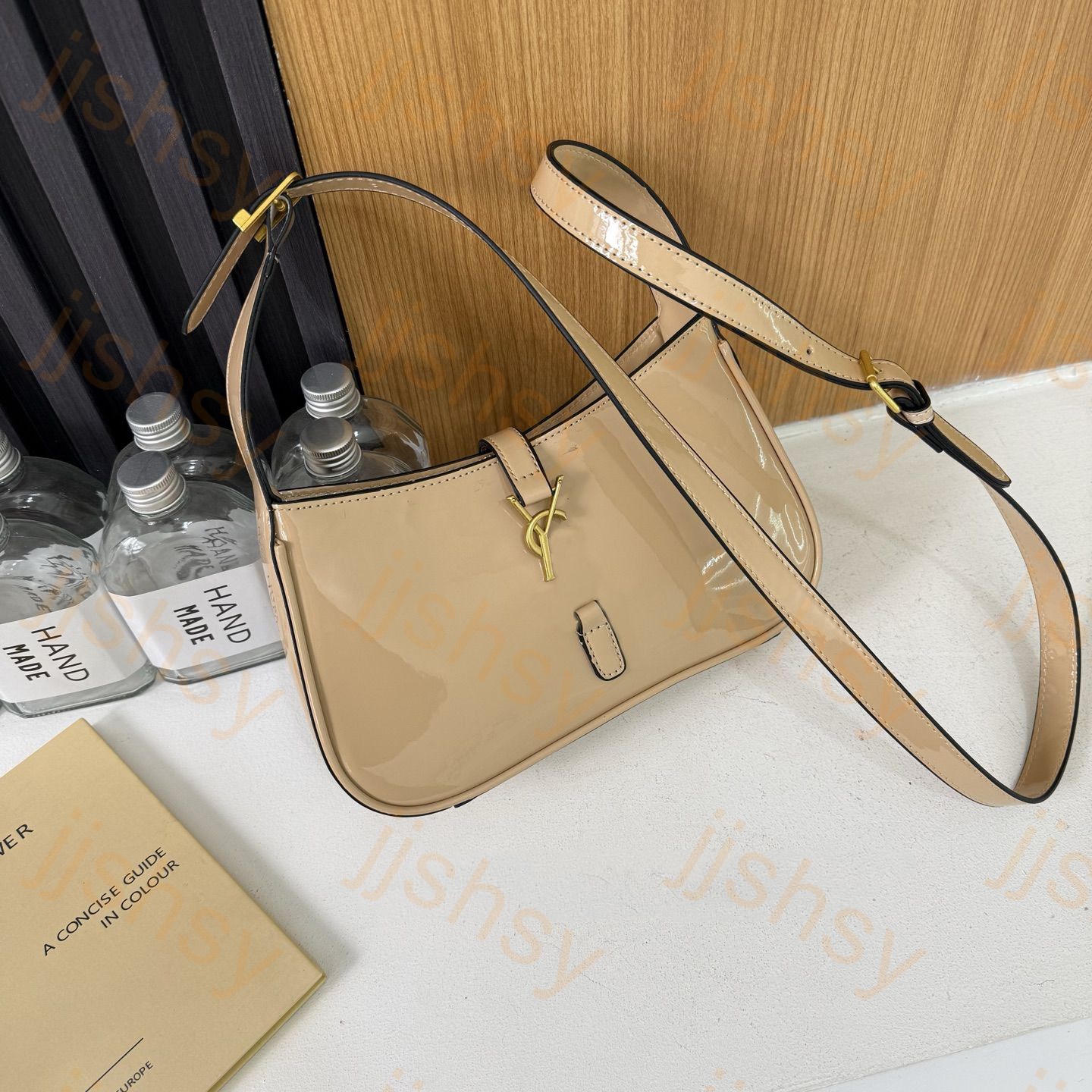 2025 Quality Designer Womens Gold Buckle Letter Single Shoulder Leather Retro Diagonal Cross Carrying Underarm Wallet Envelope Handbag Bag Travel crossbody bag 02