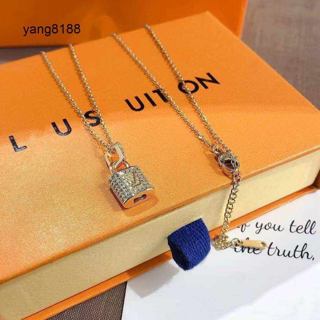 lvness Necklaces Luxury brand Classic Leather moissanite chain Luxury Necklaces designer Necklace designer women Pearl Letter Pendant necklaces Louise