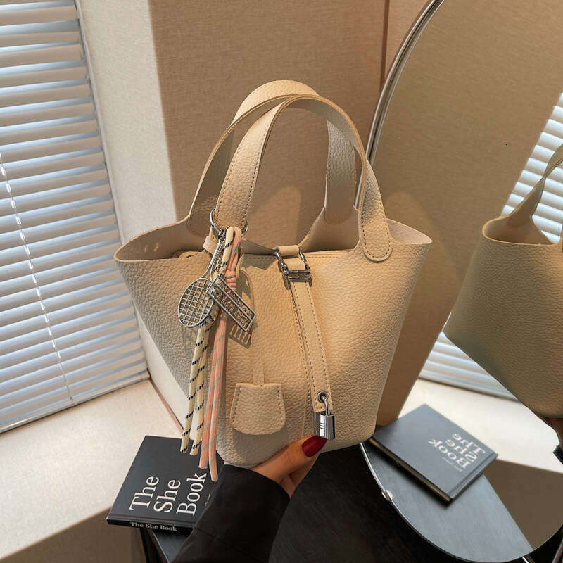 Chick Yellow Bucket Bag 2025 Spring New Single Shoulder Bag, niche and high-end, hand-held vegetable basket bucket bag, internet celebrity