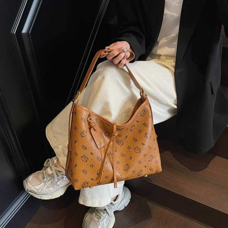 Fashion-Forward Womens Crossbody Bag Luxury Designer Leather Shoulder Handbag Stylish Tote Ladies Evening BagW251118