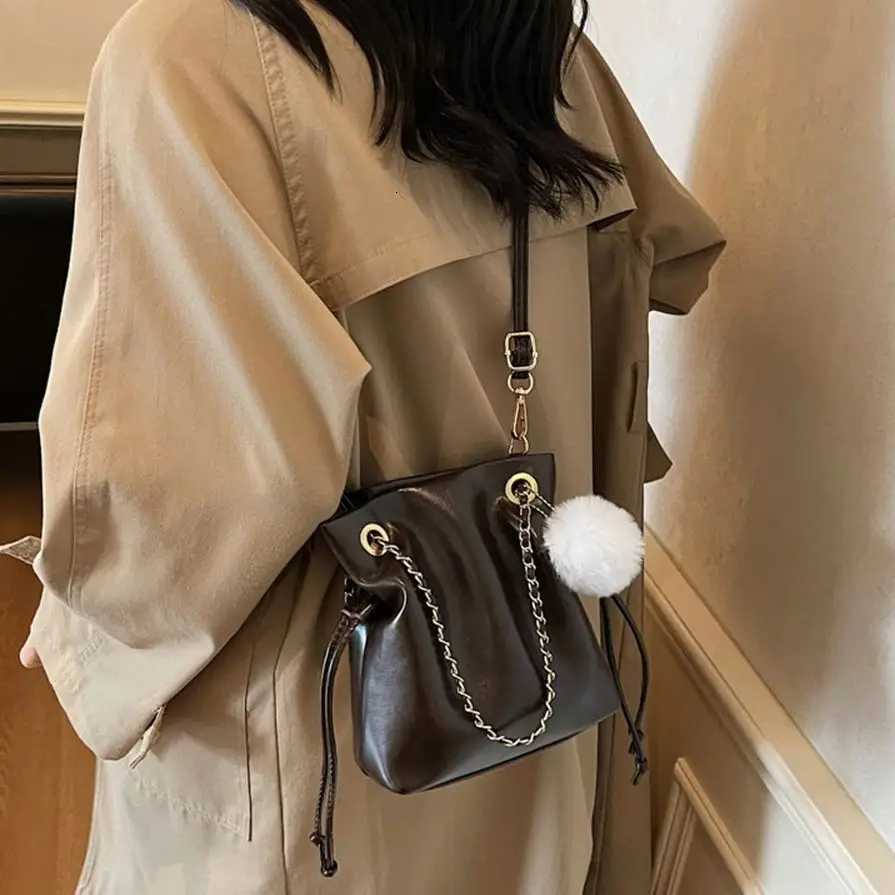 Womens Bag Autumn Chain Shoulder Bucket Bag 2025 New Style PU Leather Drawstring Korean Style Casual Messenger BagsW251118