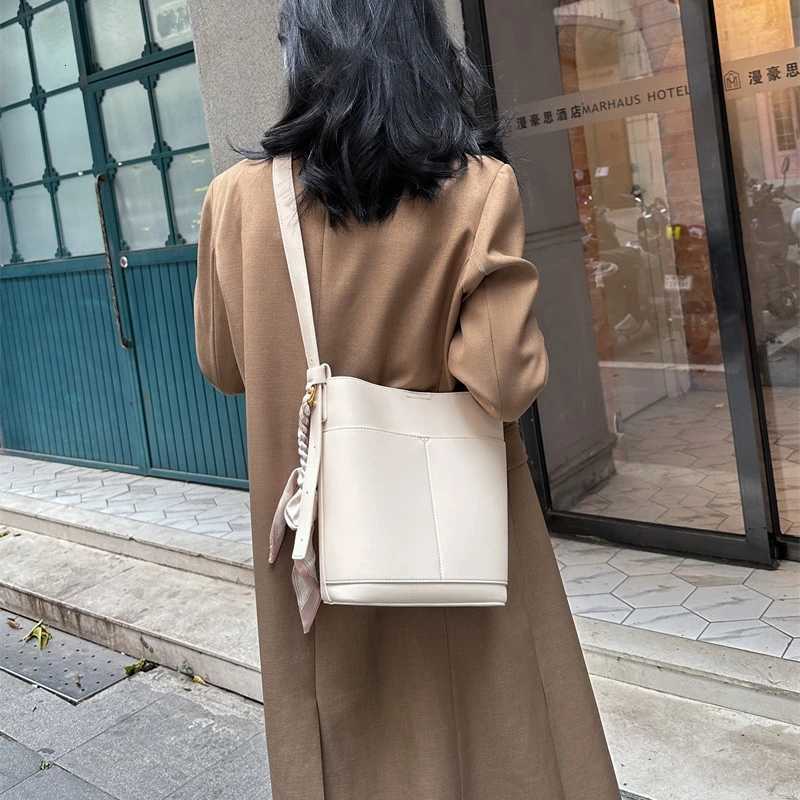 Womens Large Capacity Shoulder Bag armpit bag Ladies Genuine Leather Commuter Shopper Bags bucket bag luxury Handbag Big toteW251118