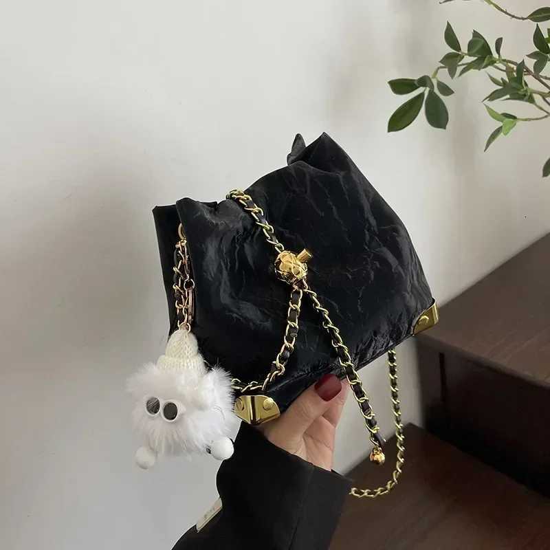 Niche Design Shoulder Bag Womens Korean Version Fashion Drawstring Bucket Bag High-end Chain Messenger Bag Summer VersatileW251118