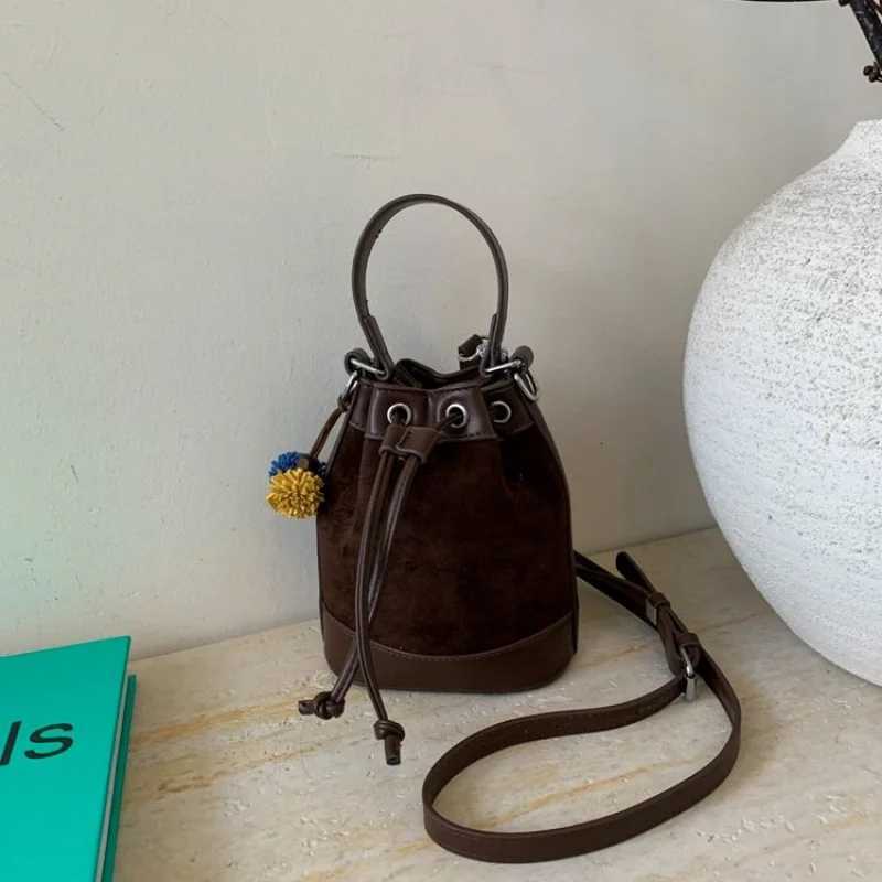 High-End Womens Shoulder Bag Made Of Fine Leather Boasting Casual Vintage StyleW251118