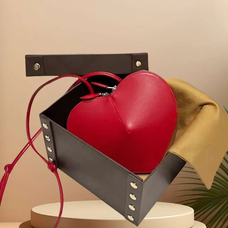 Chic Women's Heart Evening Purse - High-Quality Design Ideal for Celebrations & Crossbody Style