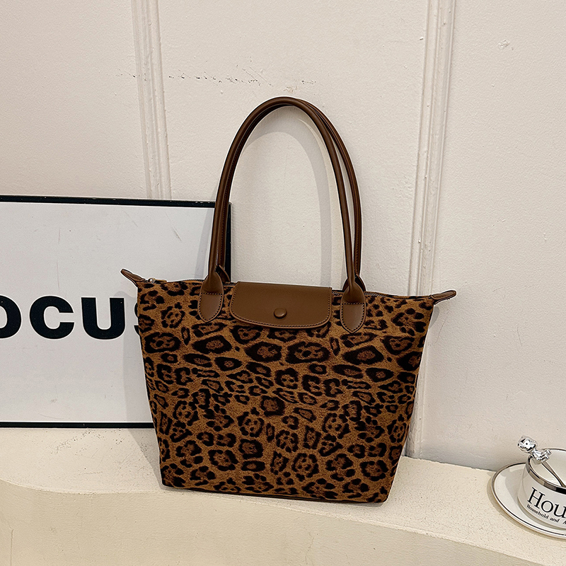 2025 Spring New Women's Fashion Versatile Large Capacity Leisure Simple Commuter Shoulder Bag for College Students Simple High end Classic Luxury