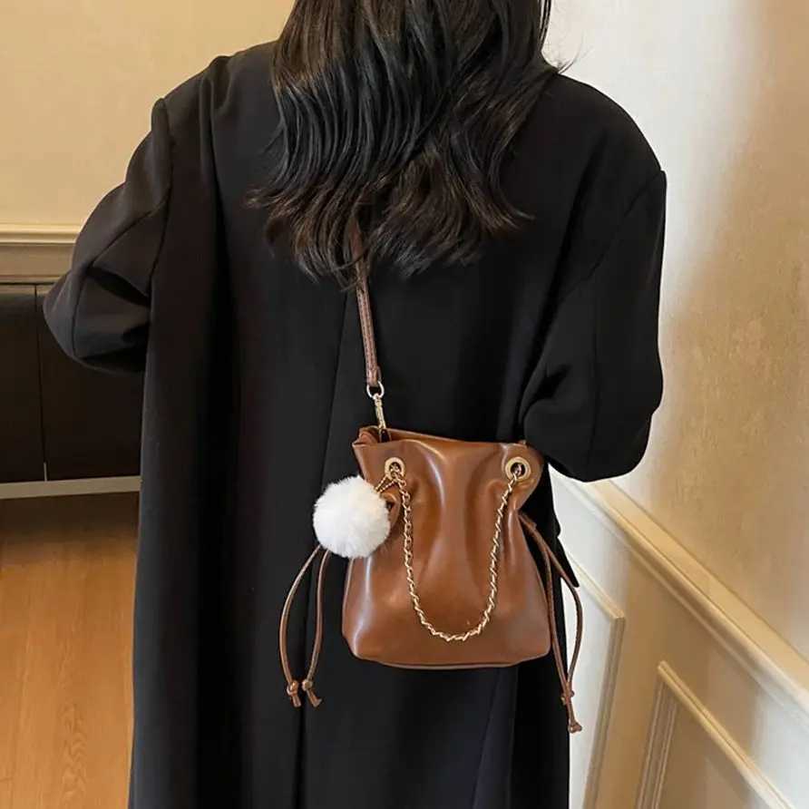 Womens Bag Autumn Chain Shoulder Bucket Bag 2025 New Style PU Leather Drawstring Korean Style Casual Messenger BagsW251118