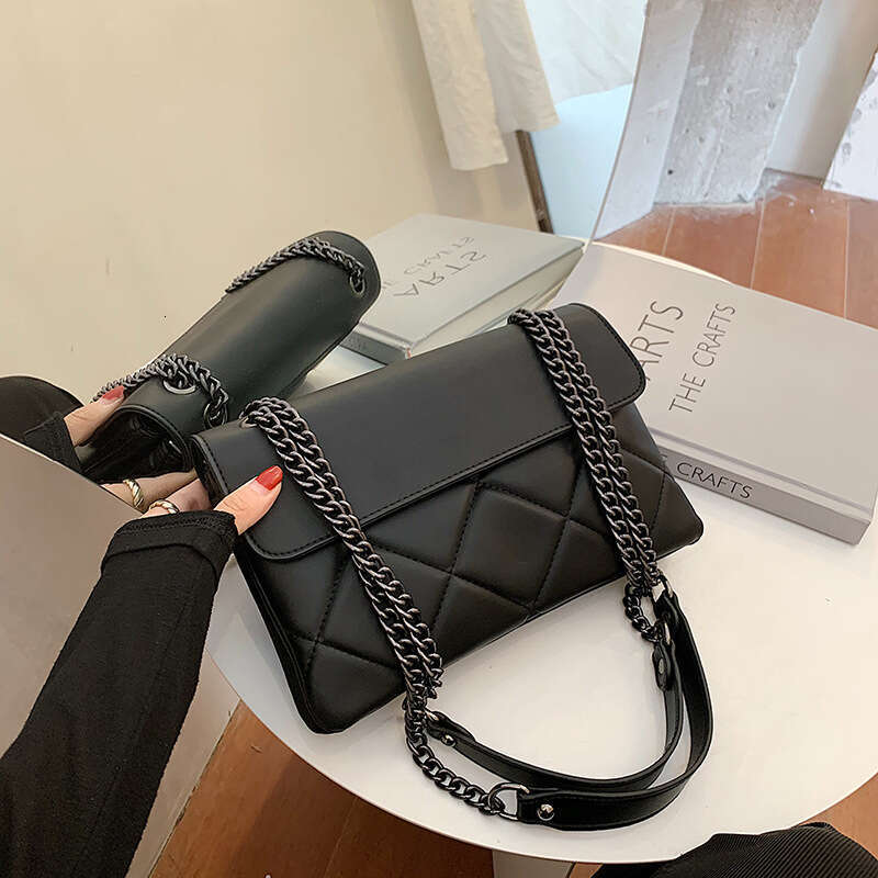 2025 new fashionable high-end diamond grid women's crossbody bag, simple and versatile chain single shoulder armpit bag