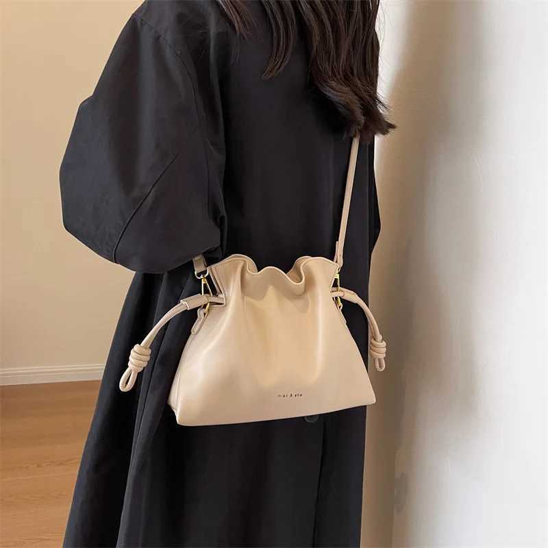 Fashion Women Bag Drawstring PU Leather Bucket Bag Solid Color Hand Purses Sac Pleated Cloud Shoulder Bag Commute Crossbody BagsW251118