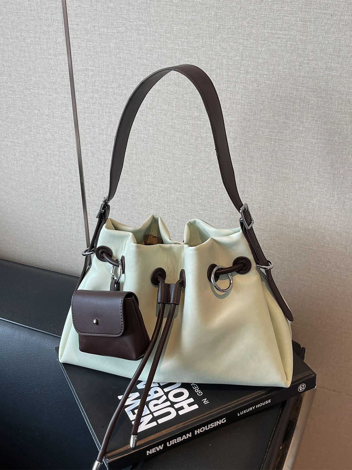 Drawstring Splicing Bucket Bag Women Summer New Korean Casual PU Handbags Fashion Versatile High End Crossbody Bag with PacketW251118