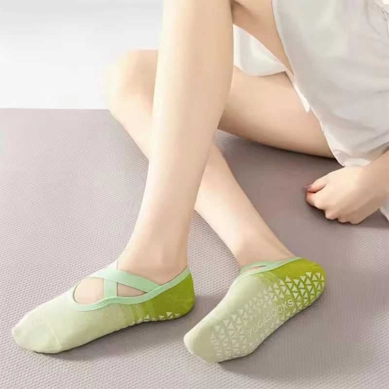 1 pair of gradient silicone yoga non slip socks suitable for womens Pilates fitness grip strength indoor dance sports socksXJ250418