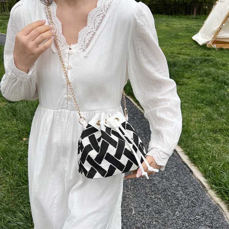 2025 Color Block Drawstring Bucket Bag for Women Winter Luxury Chain Crossbody Purse Fashion Shoulder Bag for Shopping CasualW251118