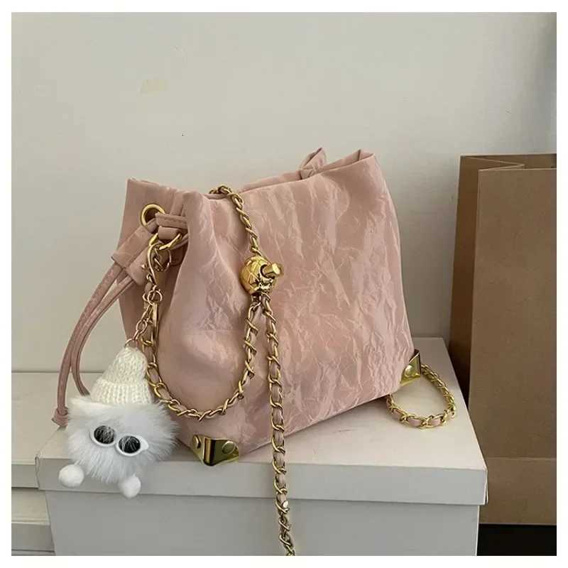 Niche Design Shoulder Bag Womens Korean Version Fashion Drawstring Bucket Bag High-end Chain Messenger Bag Summer VersatileW251118