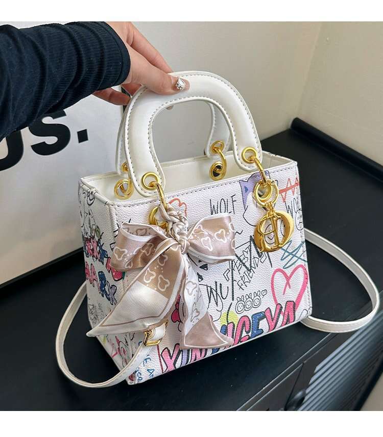 Exquisite Graffiti Fashion Handbag, Women's New Style, Fresh and Stylish, Versatile, Daifei Bag, High Texture, Trendy Crossbody Bag