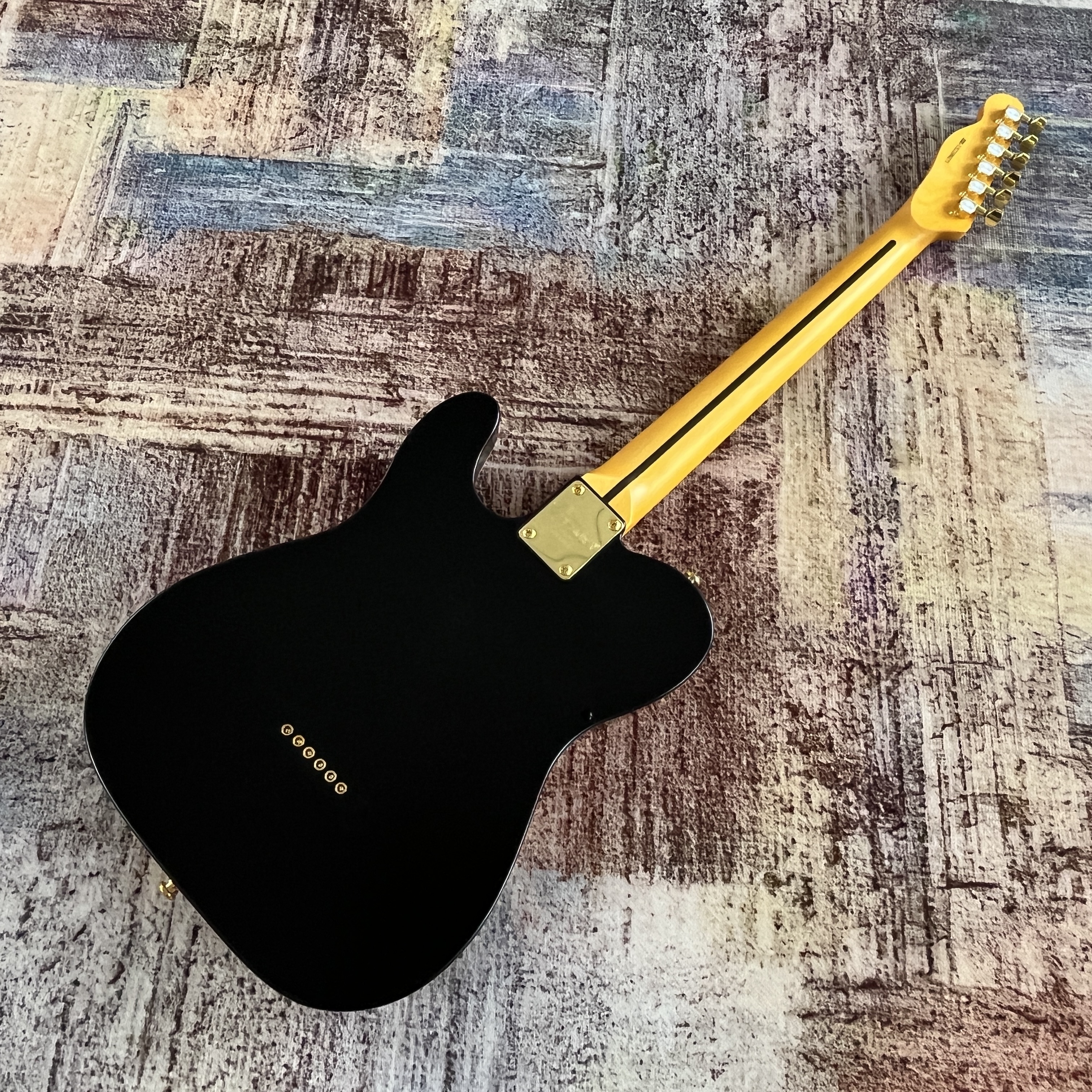 Matte finish electric guitar with 22 frets and 6 strings. Mahogany body, maple neck. Real pictures. Fast delivery.