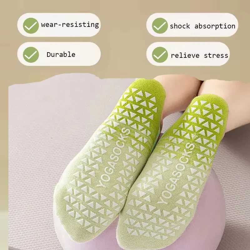1 pair of gradient silicone yoga non slip socks suitable for womens Pilates fitness grip strength indoor dance sports socksXJ250418