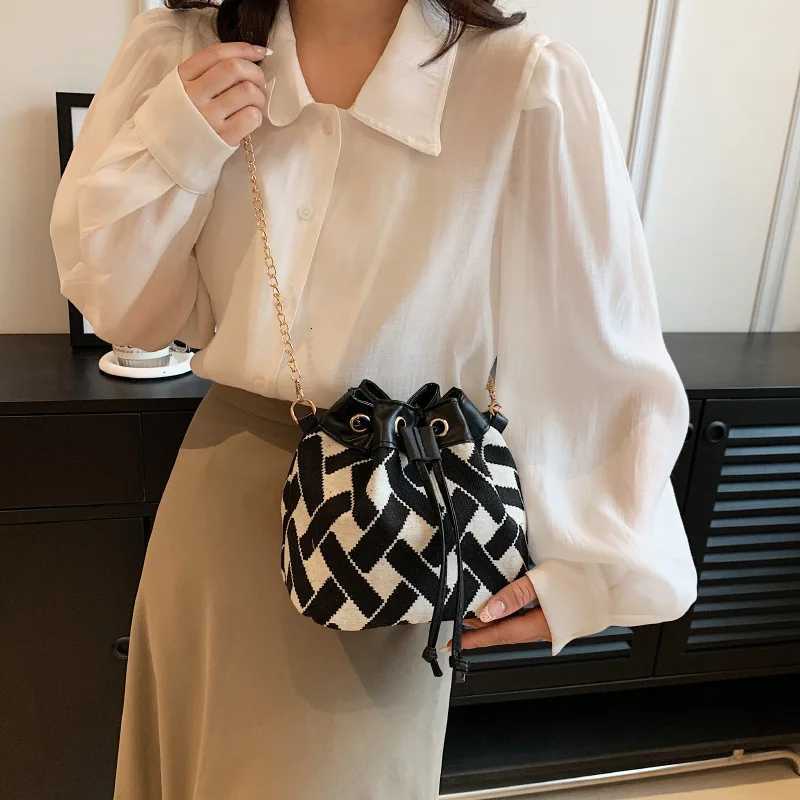 2025 Color Block Drawstring Bucket Bag for Women Winter Luxury Chain Crossbody Purse Fashion Shoulder Bag for Shopping CasualW251118