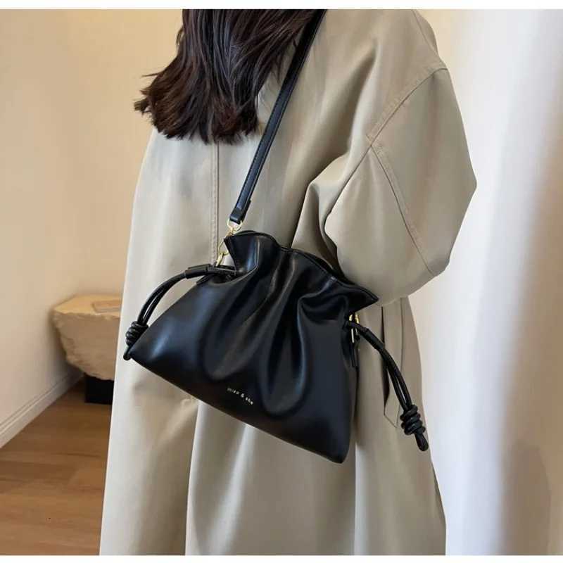 Fashion Women Bag Drawstring PU Leather Bucket Bag Solid Color Hand Purses Sac Pleated Cloud Shoulder Bag Commute Crossbody BagsW251118
