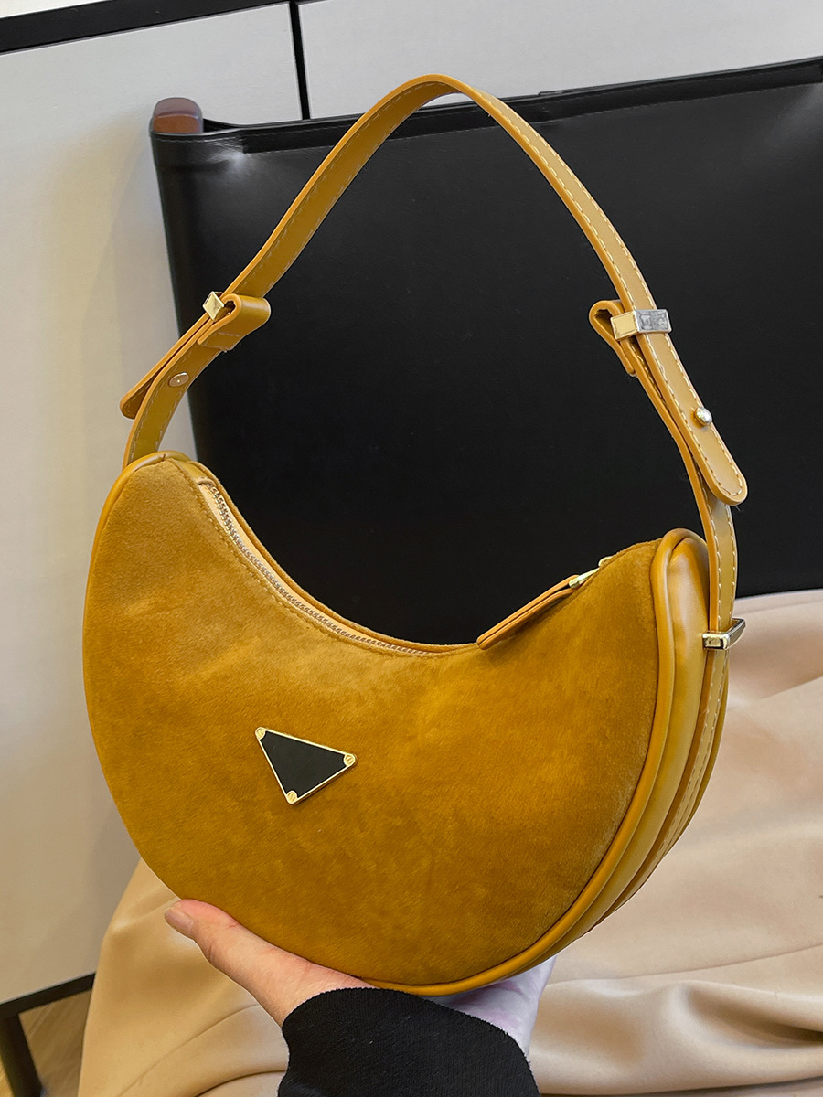 New design Retro matte crescent-shaped underarm bag for Women 2025 New style fashionable, trendy, casual and versatile shoulder bag Free shipping