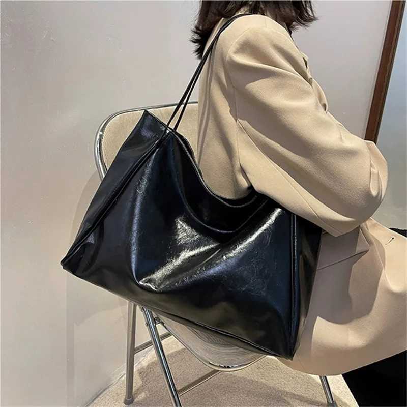 Womens Tote Bag Large Capacity Soft Leather Shoulder Bag Retro Casual Handbag Perfect for Commuting Handbags Travel BagXJ250512